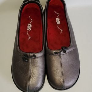 Sas ladies silver 8.5 wide shoes